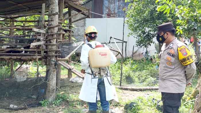 Bhabinkamtibmas Polsek Pangkalan Susu Laksanakan Giat Penyemprotan Disinfektan