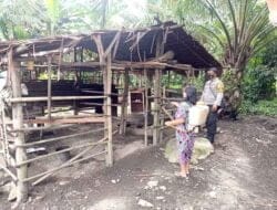 Bhabinkamtibmas Polsek Salapian Dampingi Warga Semprot Disinfektan