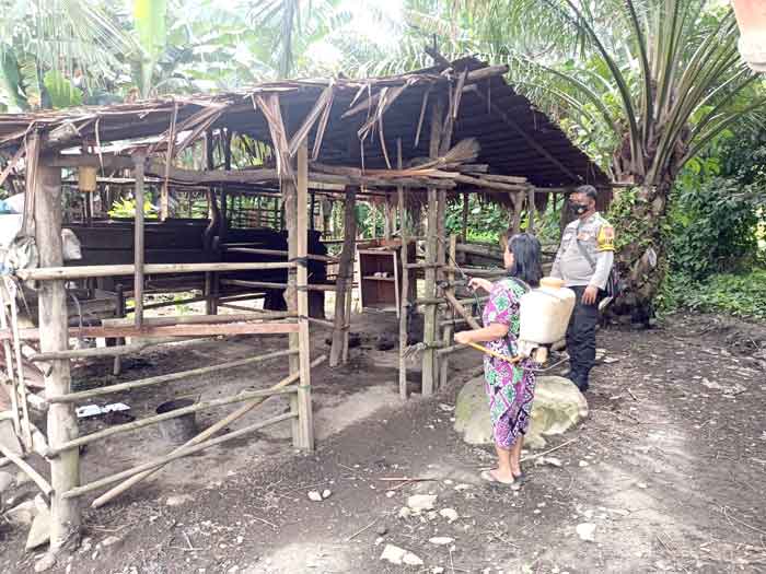 Bhabinkamtibmas Polsek Salapian Dampingi Warga Semprot Disinfektan