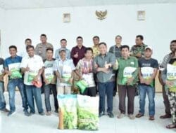Bupati Dairi Bagikan Bibit Jagung Hibrida dan Alat Pertanian