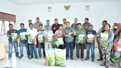 Bupati Dairi Bagikan Bibit Jagung Hibrida dan Alat Pertanian