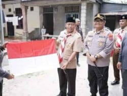 Forkopimda Tanjungbalai Bagikan Bendera ke Warga