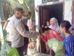 Giat Pemberian Bansos Kapolsek Gebang Kepada Warga Kurang Mampu