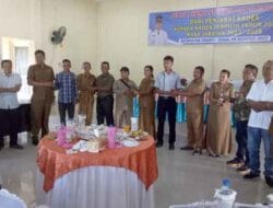 Kapospol Sirapit Serahkan Stempel Kepala Desa dari Plt kepada Kades Terpilih Tahun 2022