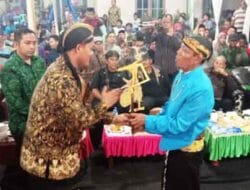 M Arifin Kades Samtim Serahkan Wayang Kulit Kepada Ki Joko dengan Lakon “Wahyu Ponco Doyo”