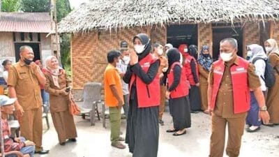 Hj Maya Indriasari Zahir Bantu Warga Pengidap Kanker Payudara