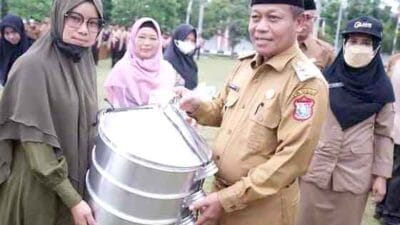 Waris Tholib Serahkan Penghargaan, Bantuan Bibit Tanaman dan Alat Pengolahan