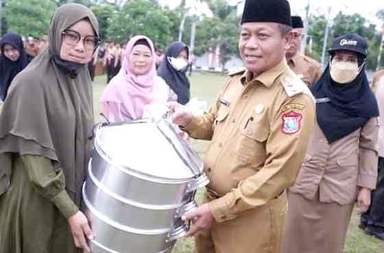 Waris Tholib Serahkan Penghargaan, Bantuan Bibit Tanaman dan Alat Pengolahan