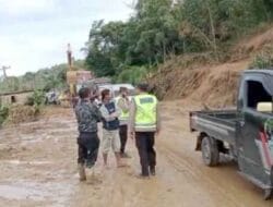 Polres Toba Tangani Arus Lalu Lintas di Jalur Longsor di Desa Jangga Dolok Lumbanjulu