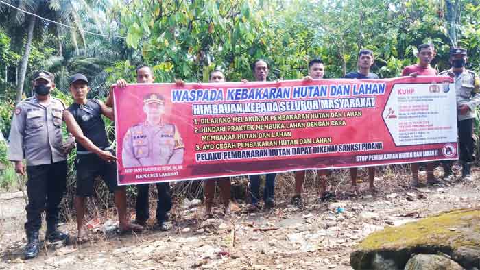 Polsek Salapian Laksanakan Giat Sosialisasi dan Pemasangan Spanduk Karhutla