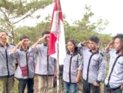 Mahasiswa KKN Unimed 2022 Kibarkan Merah Putih di “Delleng Simpoon” Puncak Tertinggi Pakpak Bharat