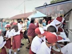 Siswa-siswi SDN Lae Trondi Serbu Gerobak Baca