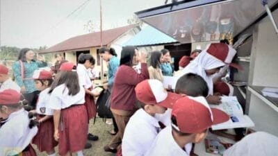 Siswa-siswi SDN Lae Trondi Serbu Gerobak Baca
