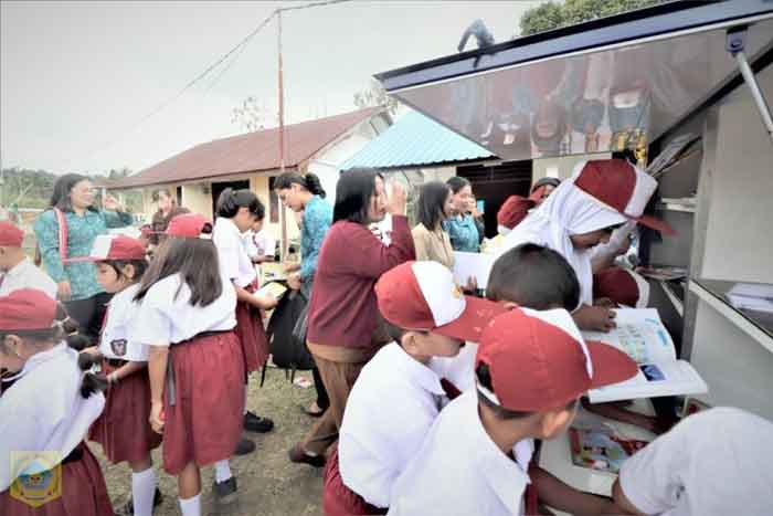 Siswa-siswi SDN Lae Trondi Serbu Gerobak Baca