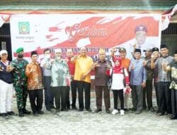 Syah Afandin Bagikan Bendera Merah Putih Kepada Masyarakat