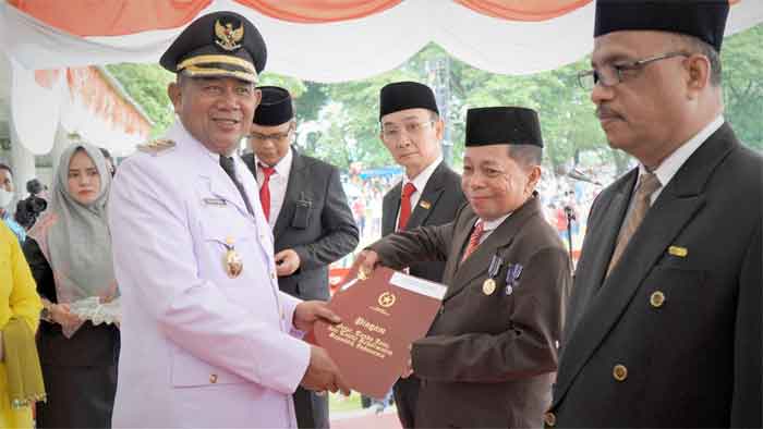 Syah Afandin Serahkan Penghargaan Sayta Lencana Karya Satya 30, 20 dan 10 Tahun