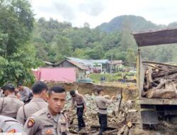 Tim Gabungan dan Masyarakat Adakan Pembersihan Material Banjir