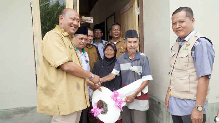 Usai Bedah Rumah Warga Kurang Mampu di Hinai, Afandin Serahkan Kunci
