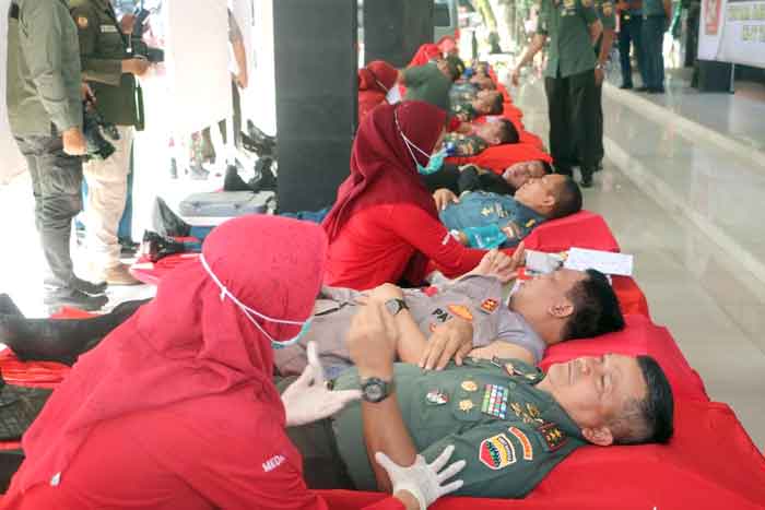 Sambut HUT ke-77 TNI, Kapolda Sumut Donorkan Darahnya untuk Kemanusiaan