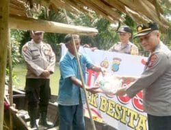 Kapolsek Besitang Bagikan Bansos Kepada Warga Kurang Mampu