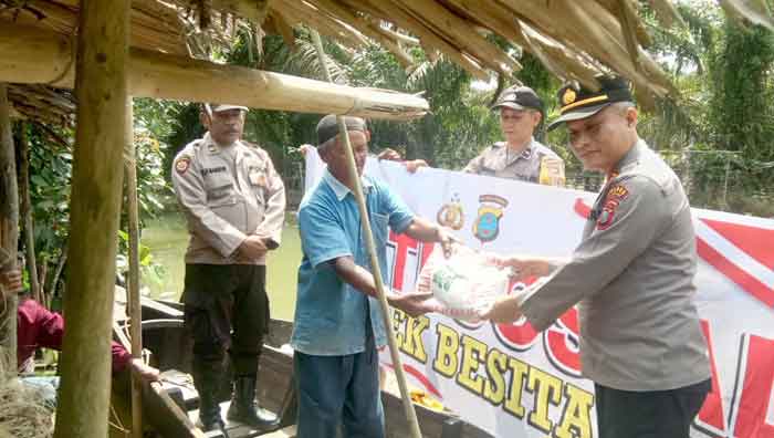 Kapolsek Besitang Bagikan Bansos Kepada Warga Kurang Mampu