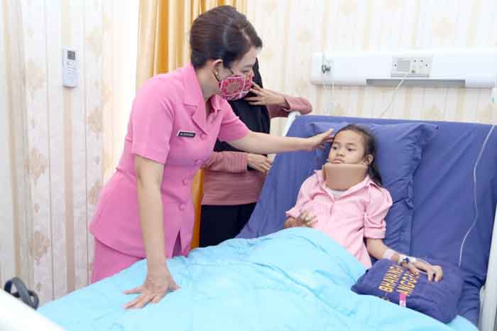 Ketua Bhayangkari Daerah Sumut Jenguk Pasien Anak Korban Luka Bakar
