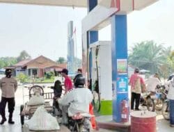Personel Polsek Besitang Cek Stok BBM di SPBU