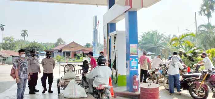Personel Polsek Besitang Cek Stok BBM di SPBU