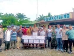 Pers Polsek Gebang Laksanakan Giat Pembagian Bansos Kepada Warga Kurang Mampu