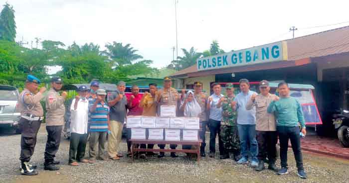 Pers Polsek Gebang Laksanakan Giat Pembagian Bansos Kepada Warga Kurang Mampu