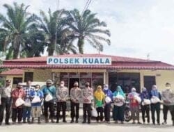 Polsek Kuala Bagikan Bansos Sebagai Dampak Kenaikan BBM Kepada Warga Kurang Mampu