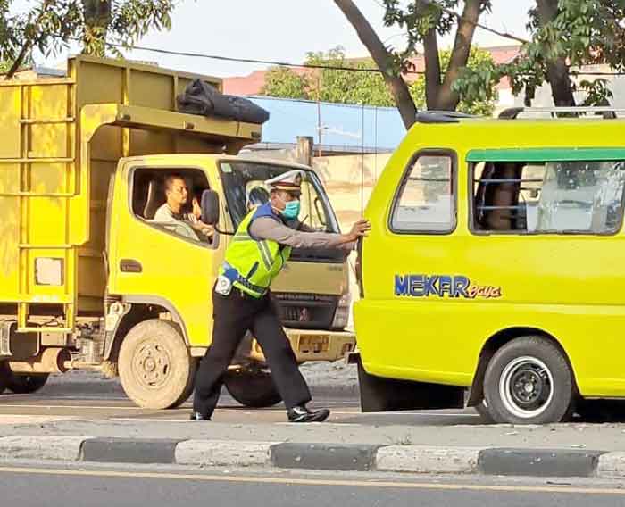 Salut, Seorang Polisi Lalu Lintas di Medan Dorong Angkot Mogok