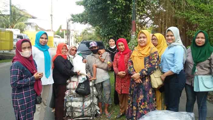 Srikandi DPW Pendawa Sumut dan Panpel Milad Pendawa 23th Berikan Sembako Kepada Lansia Serta Warga Kurang Mampu