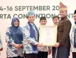 Wakil Bupati Pakpak Bharat Terima Anugerah Pendidikan Indonesia 2022