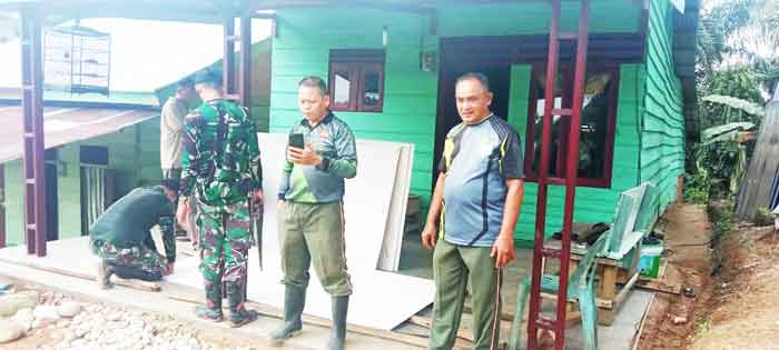 Babinsa Koramil 03 Gunung Meriah Ikut Rehab Rumah Warga