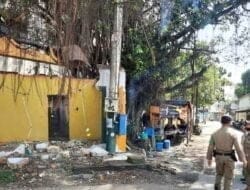 Petugas Gabungan Tertibkan Bangunan Liar di Atas Drainase