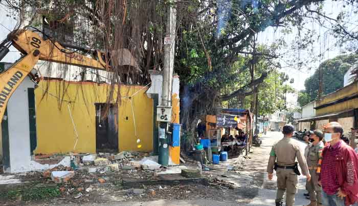 Petugas Gabungan Tertibkan Bangunan Liar di Atas Drainase