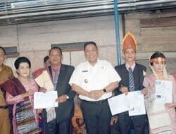 Bupati Dairi Serahkan Dokumen Kependudukan ke Pengantin di Desa Bunturaja
