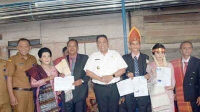 Bupati Dairi Serahkan Dokumen Kependudukan ke Pengantin di Desa Bunturaja