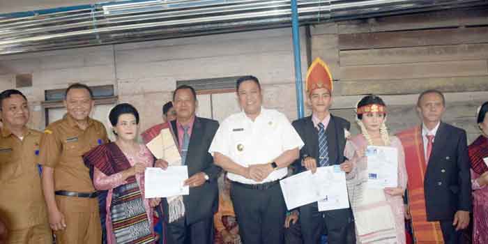 Bupati Dairi Serahkan Dokumen Kependudukan ke Pengantin di Desa Bunturaja