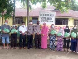 Kapolsek Bahorok dan Personel Bagikan Bansos Sembako Kepada Masyarakat Terdampak Kenaikan BBM