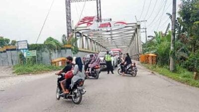 Patroli dan Pengaturan Lalu Lintas Sat Lantas Polres Langkat di Jembatan Wampu