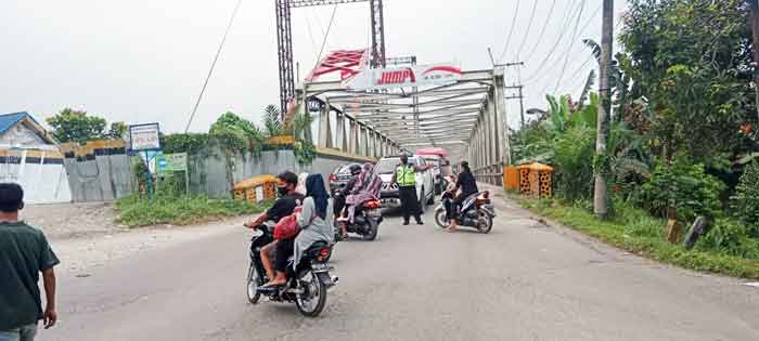Patroli dan Pengaturan Lalu Lintas Sat Lantas Polres Langkat di Jembatan Wampu