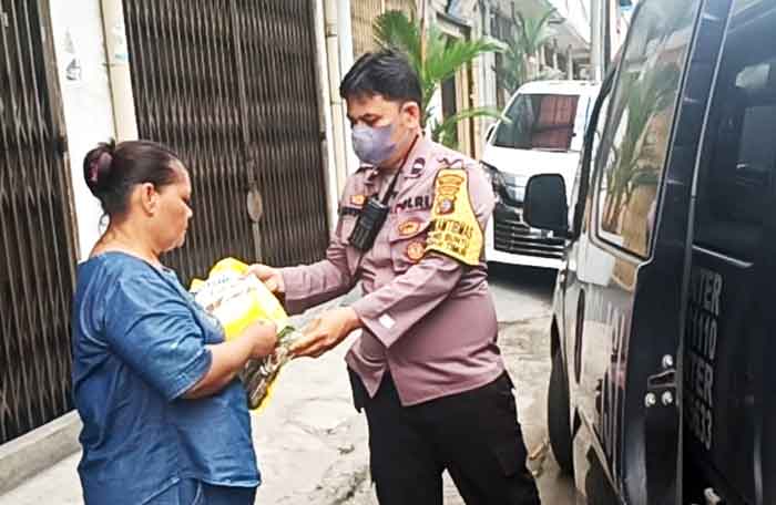 Polsek Medan Timur Berikan Bansos Kepada Warga Kurang Mampu