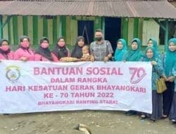 Polsek dan Bhayangkari Ranting Stabat Bagikan Bansos Kepada Warga Kurang Mampu