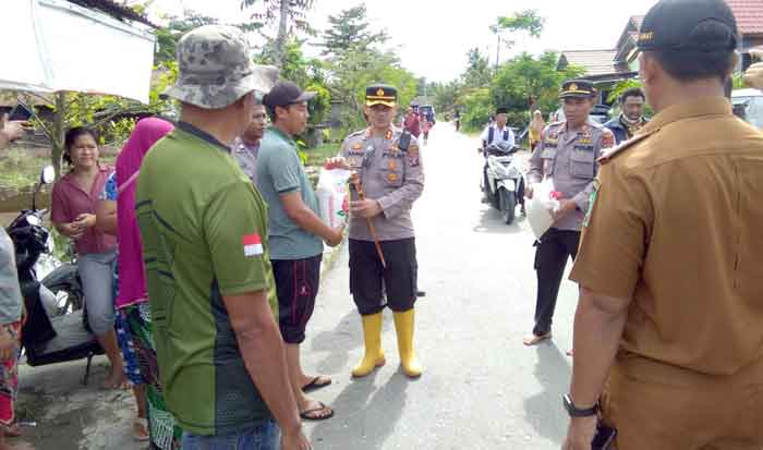 Korban Banjir di Kecamatan Tanjung Pura Dapat Bansos dari Kapolres Langkat
