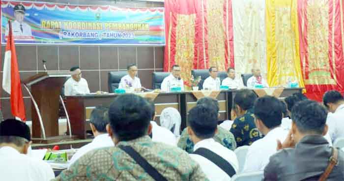 Bupati Solok, Capt. H. Epyardi Asda, Dt. Sutan Majo Lelo, M.Mar didampingi Sekda Medison saat dalam Rapat Koordinasi Pembangunan (Rakorbang) yang diikuti seluruh pejabat di lingkungan Pemkab