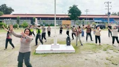 Jaga Kebugaran, Usai Apel Pagi Kapolsek Tuntungan Ajak Anggota Senam Gemu Famire