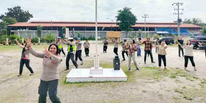 Jaga Kebugaran, Usai Apel Pagi Kapolsek Tuntungan Ajak Anggota Senam Gemu Famire
