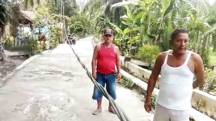 Kabel Listrik Menjuntai di Badan Jalan, Leher Pengendara Jadi Taruhan